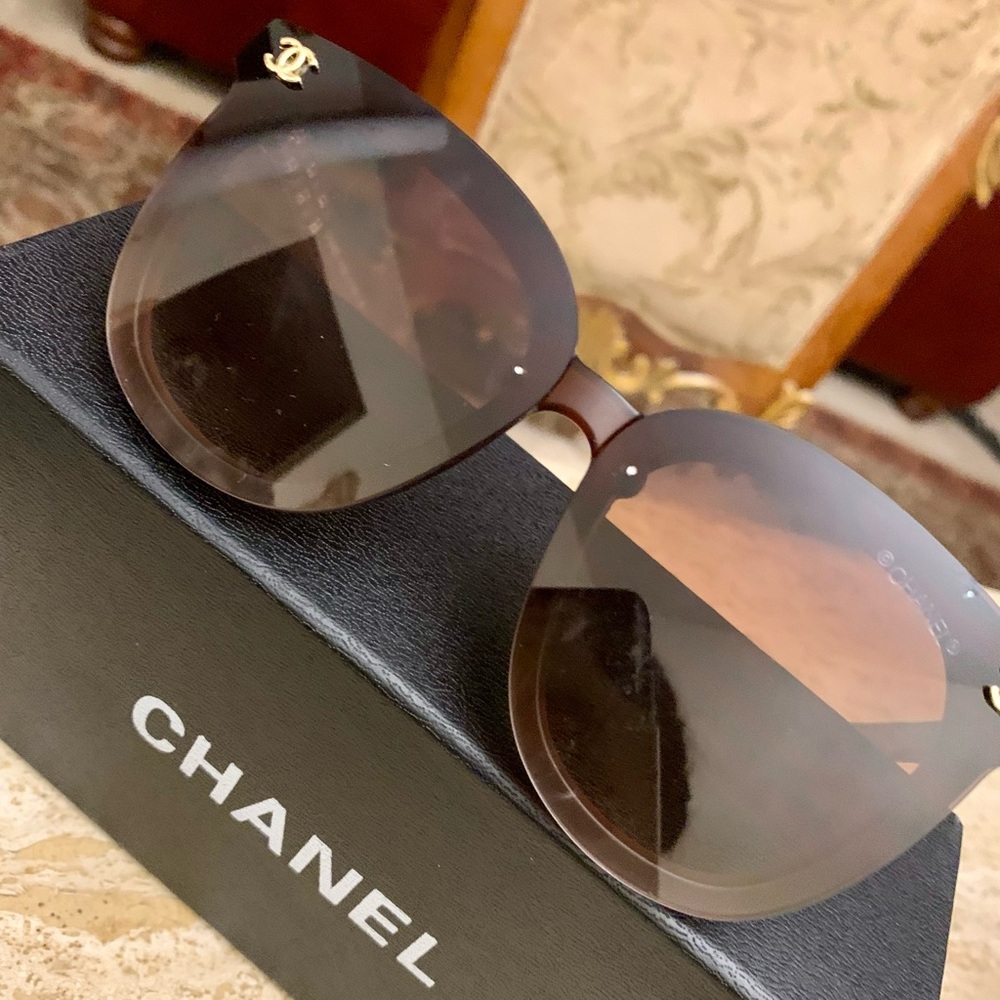 CHANEL Tortoise Shell Sunglasses with Gold Accents - Picture 2 of 8
